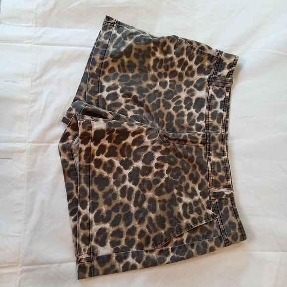 Soho Leopard Print Shorts - Women's Size 8 - Picture 6 of 11